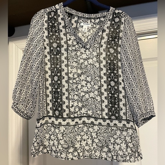 Old Navy Tops - Old Navy. size XS. 3/4 sleeve. sheer top